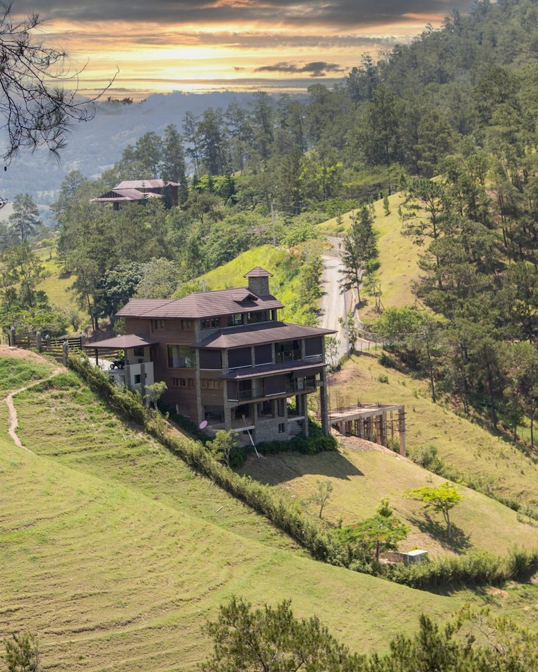 Casa en una loma verde (imagen ilustrativa)