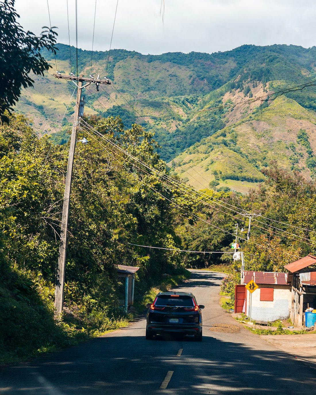 Calle de Bonao con montañas al fondo (imagen ilustrativa)