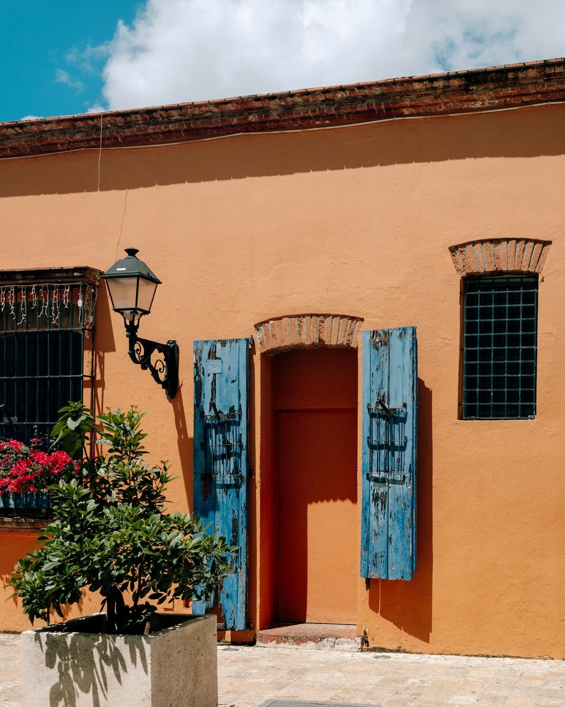 Casa caribeña con persianas azules (imagen ilustrativa)