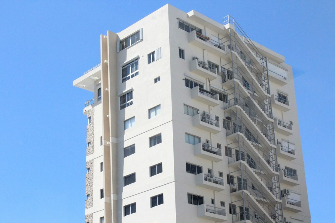 Edificio de apartamentos blanco (imagen ilustrativa)